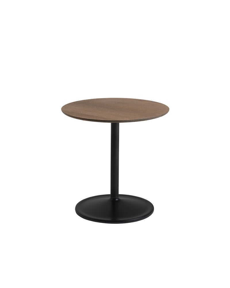 Soft sideborde med bordplade i valnøddetræ fra Muuto, sort minimalistisk stel, frisørudstyr til ventebord